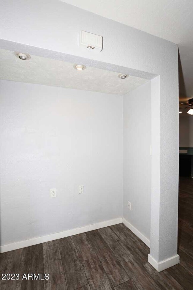 Building Photo - 522 W Blackhawk Dr