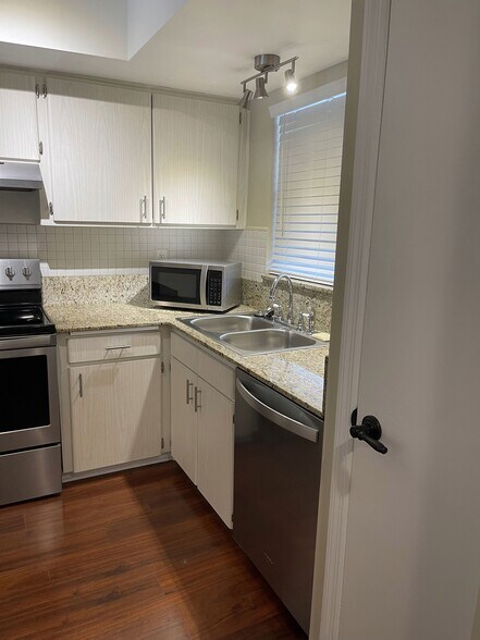 Kitchen Sink / Faucet - 10356 Carrollwood Ln