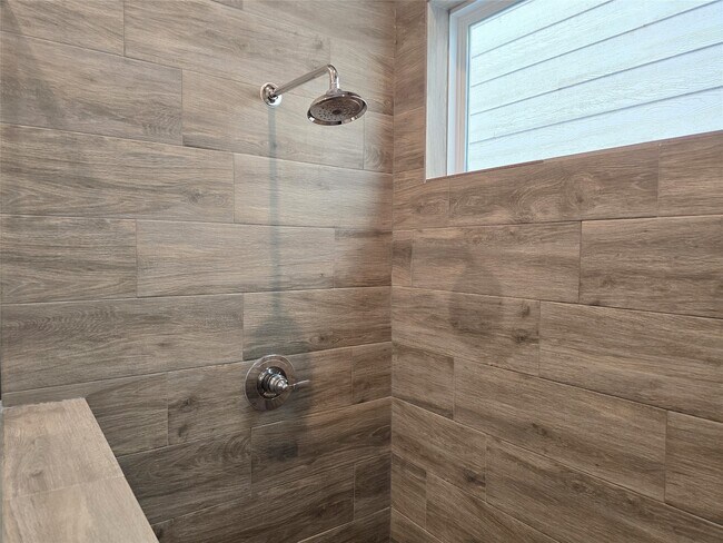 Building Photo - 611 Emile St