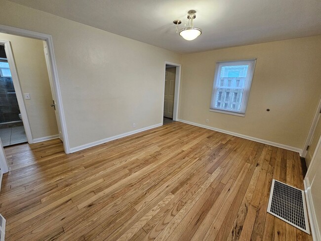 Building Photo - Newly renovated 2 bed, 1 bath. South side ...