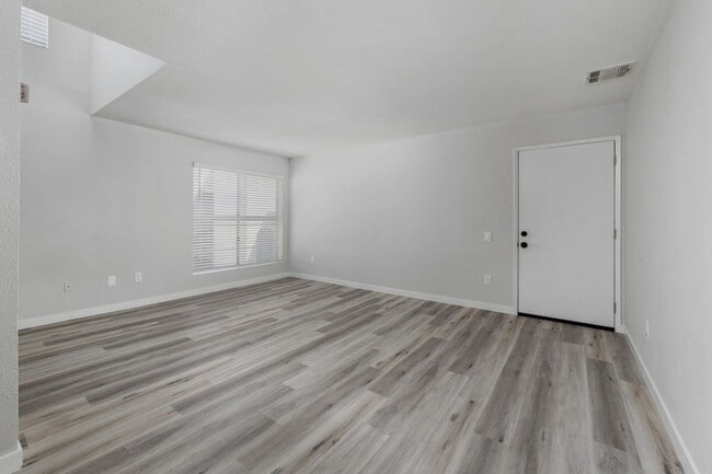 Building Photo - CITY HEIGHTS LOVELY 2 BD, 2 BA, RENOVATED. CLOSE TO YMCA, SCHOOLS