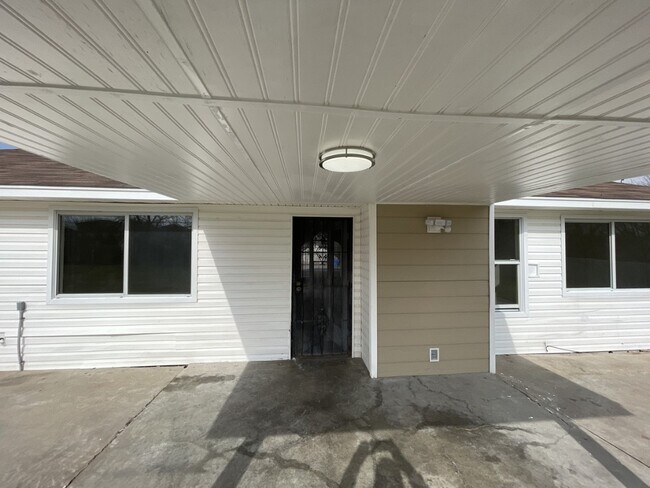 Building Photo - 1505 St Croix Ln