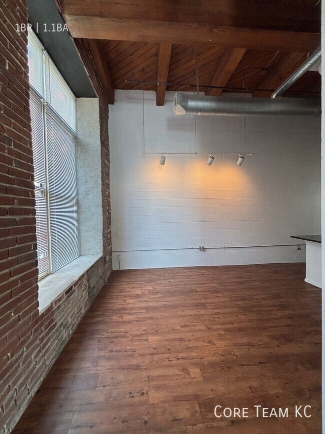 Building Photo - 202 W 5th St
