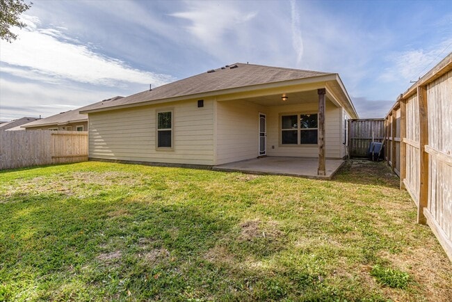 Building Photo - 627 E Fairway Lake Dr