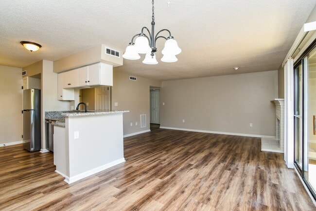 Building Photo - 7906 Greenside Ct