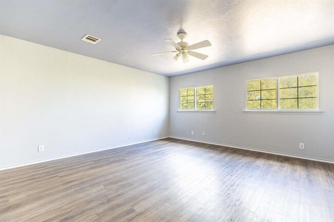 Building Photo - 1422 Meadow Pkwy