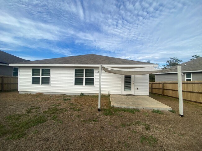 Building Photo - Efficient 4BR Living with Fenced Yard & Convenient Access