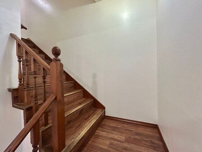 Building Photo - Timeless 5 Bed, 2.5 Bath Home - SW Beaverton