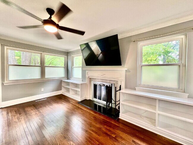 Building Photo - Welcome home to this charming house located near the heart of Charlotte, NC.