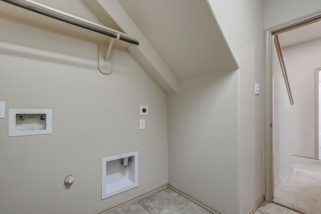 Building Photo - Ready to move in!