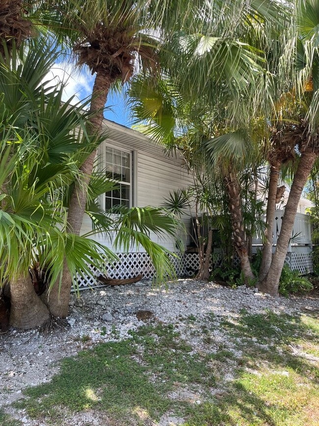 Building Photo - Large home on corner lot!
