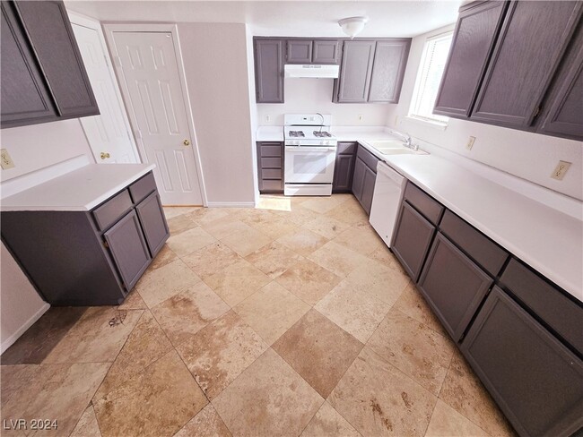 Building Photo - 7525 Hickory Hills Dr