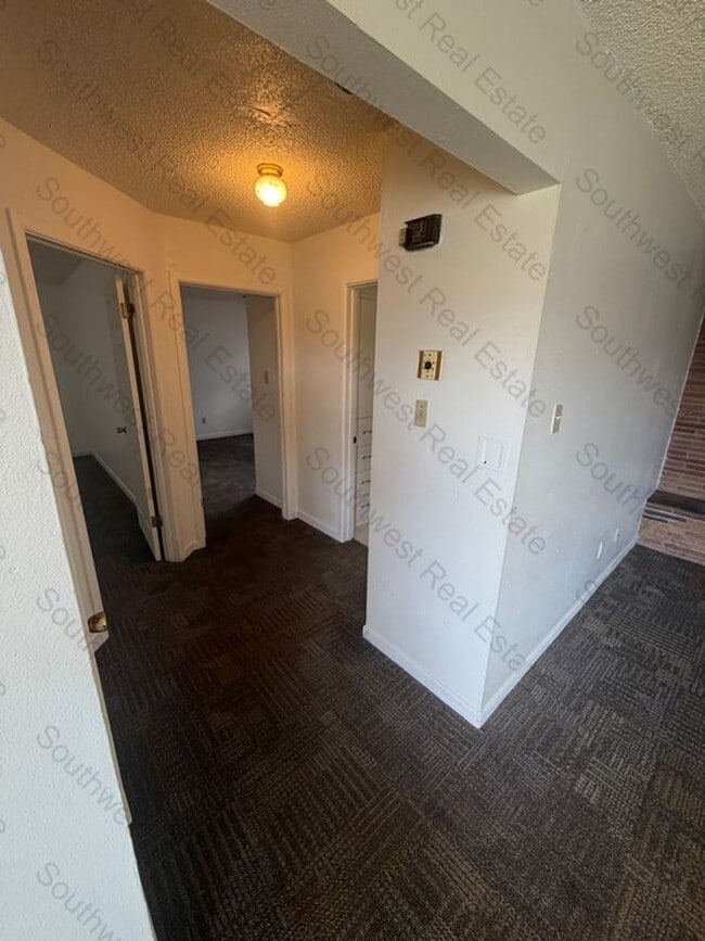 Building Photo - Spacious 2 Bedroom 1 bath duplex