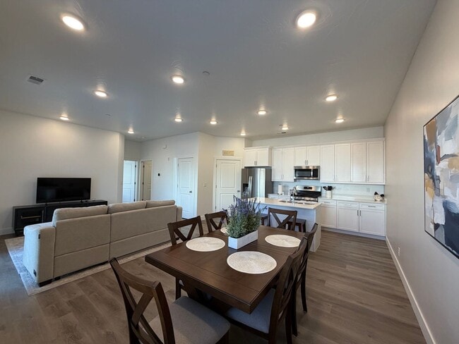 Building Photo - 5801 S Garnet Dr