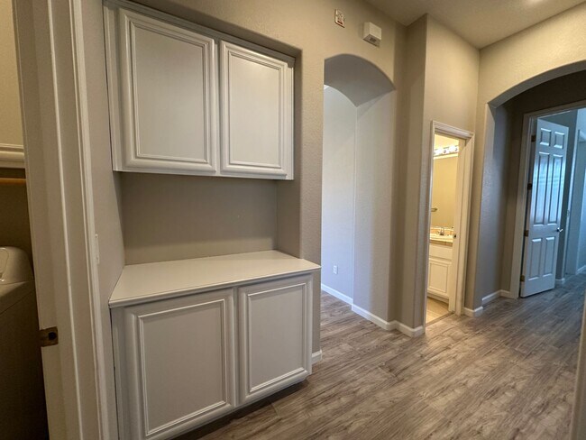 Building Photo - Cute single story home with 3 bedrooms, 2 ...