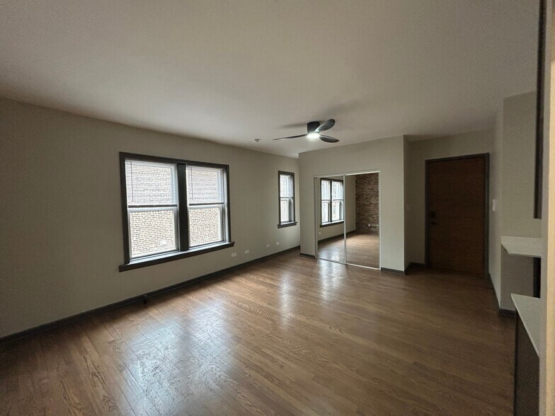 Building Photo - 728 W Barry