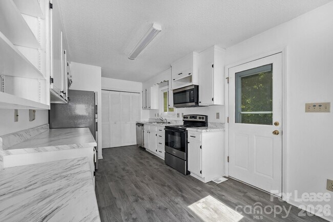 Building Photo - 21014 Pine Ridge Dr