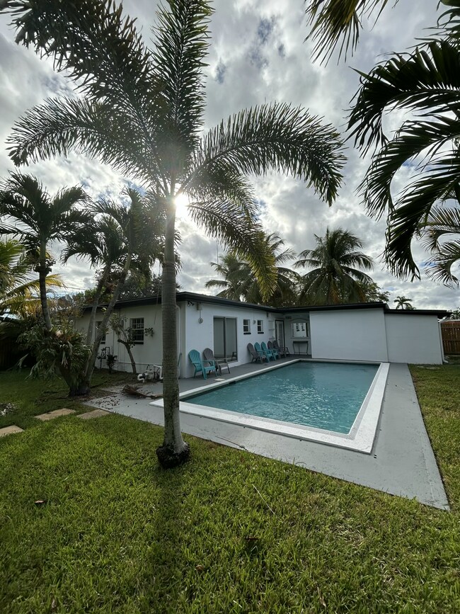 Building Photo - 5839 Daphne Dr