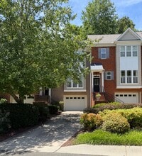 Building Photo - Beautiful 2 bedroom 2.5 bath Townhome w/Garage