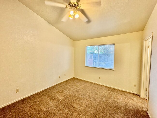 Building Photo - REDUCED!!  Great Location in College Green...