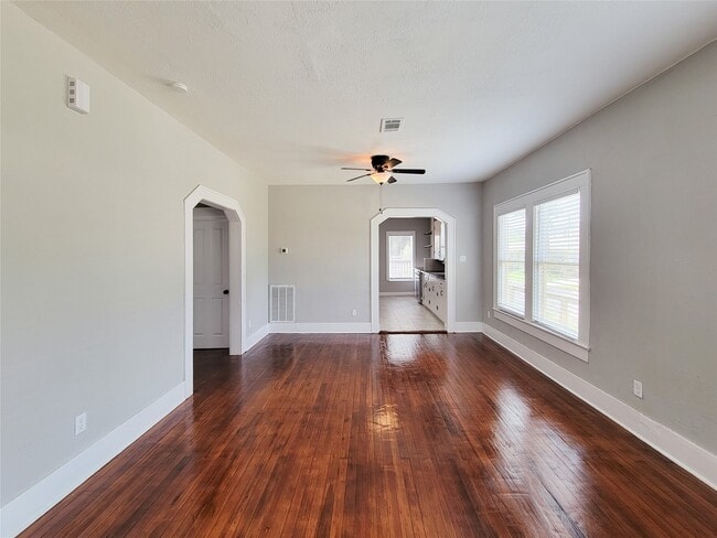 Building Photo - 802 E 39th St