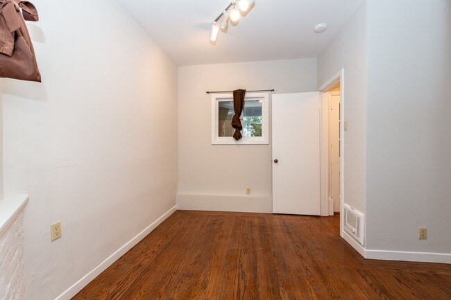 Building Photo - Pacific Heights: Remodeled Garden Apartment w/ Shared Patio One Block from the Presidio