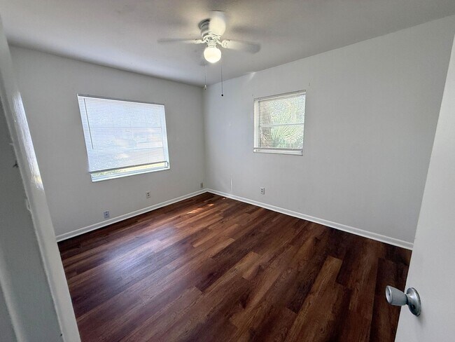 Building Photo - *Move-In Special!* - Sweet 3/1 Ranch Style Home in Arlington