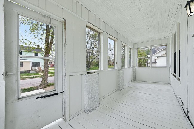 Building Photo - Charming 3BR with Garage & Updates