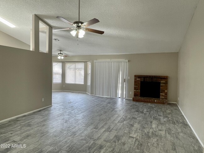Building Photo - 710 W Cheyenne Dr