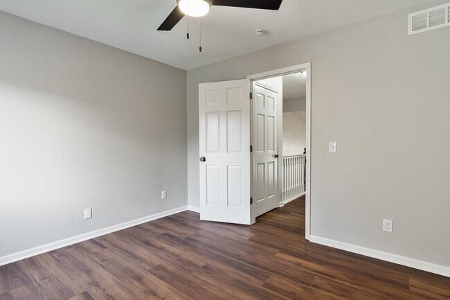 Building Photo - 663 Amphitheater Dr