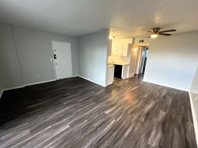 Building Photo - 2 Bedroom 1 Bathroom Garden Level Apartment in Aurora