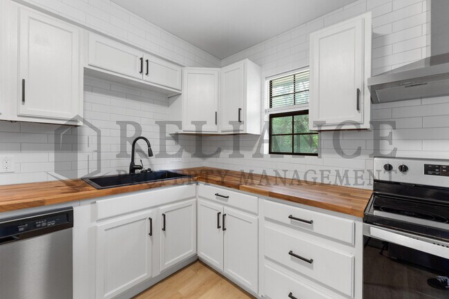 Building Photo - 3236 S Handley St