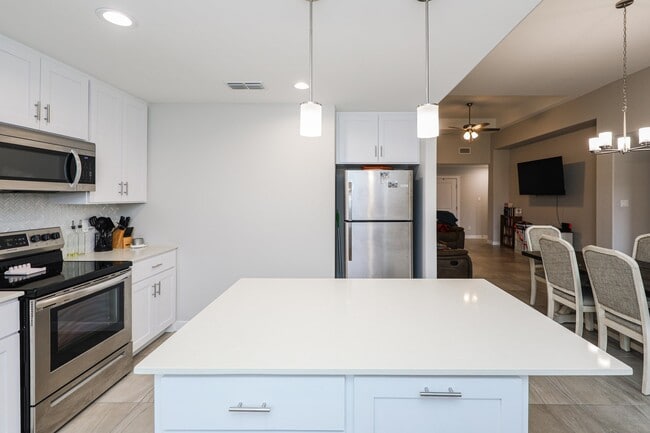 Building Photo - 1025 La Muralla St