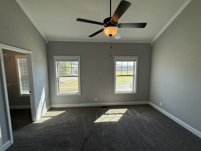 Building Photo - 121 Turn Row Dr
