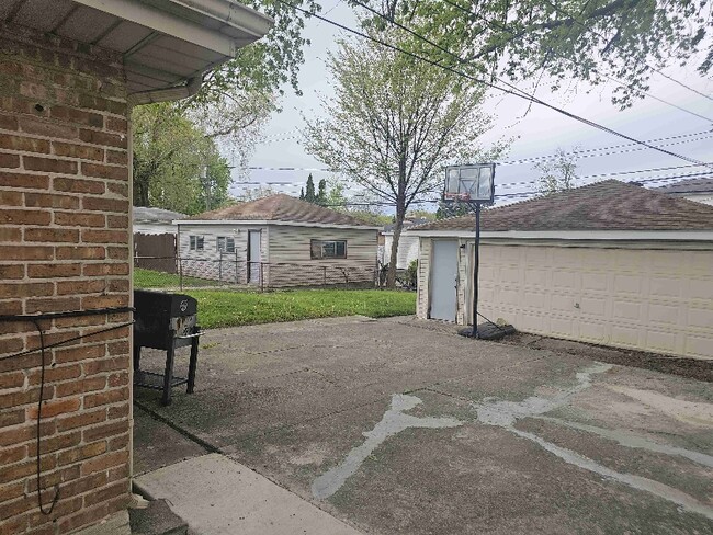 Building Photo - 1362 Greenbay Ave