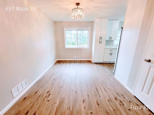 Building Photo - 697 Main St