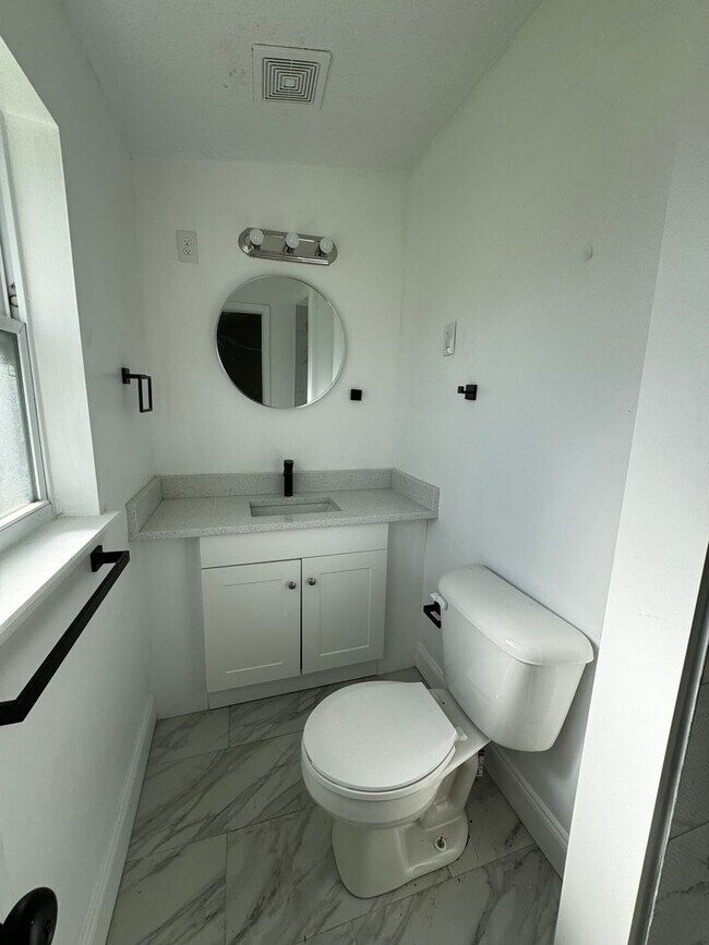 Building Photo - Fully Renovated 3 Bed/ 2 Bath Available Now!