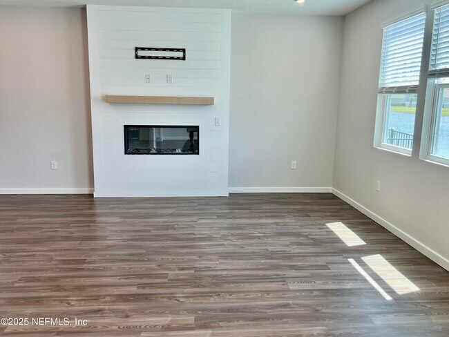 Building Photo - 14750 Cashew Ave