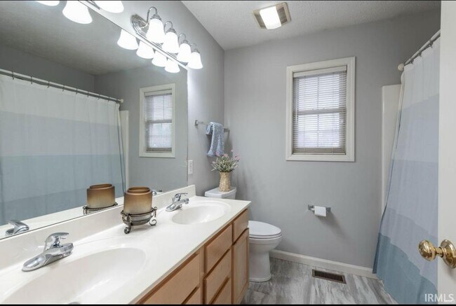 Building Photo - 3253 S Southern Oaks Dr