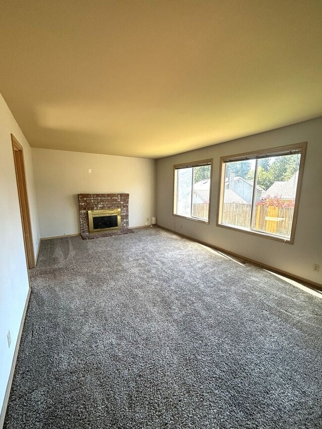 Building Photo - Large 4 bedroom 2.5 bath home in Glen Eagle