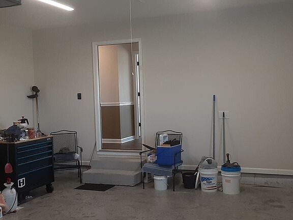 Building Photo - 625 Strawberry Dr