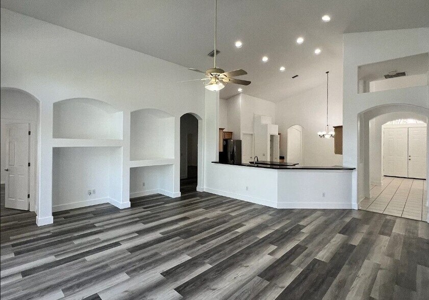 Building Photo - 1821 LONGVIEW Ln