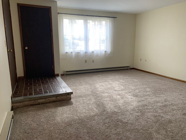 Living room w/ Tiled Foyer - 3200 Oak Ave