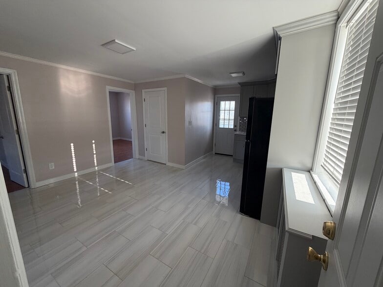 Entrance / Dining Area - 242 Glenhill Ave