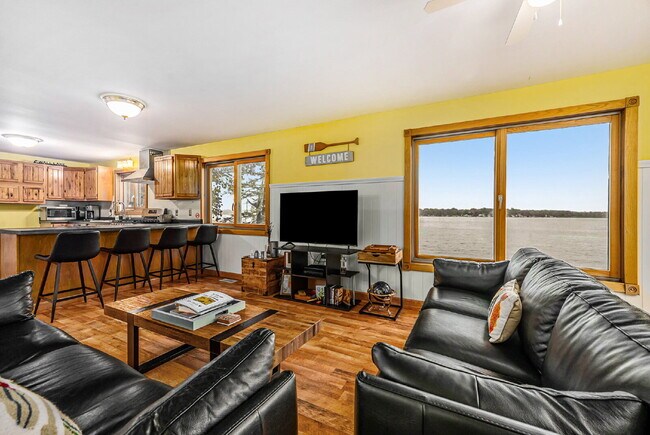 Building Photo - Year Round Rental Available on Wall Lake