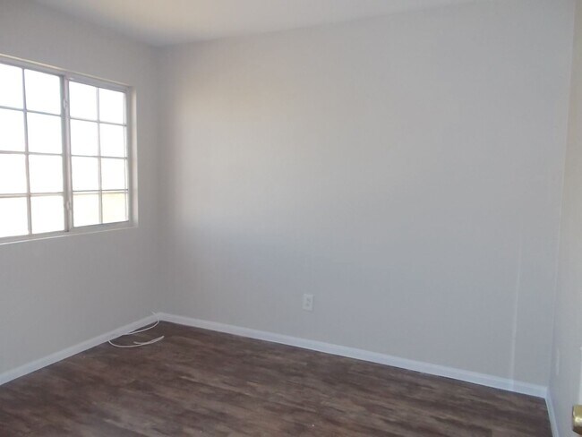 Building Photo - Spacious 4-Bedroom, 2.5-Bathroom Home with...