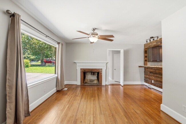 Building Photo - Move-in Ready 3 Bedroom Ranch Home in Eastway Park