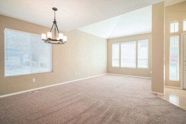 Building Photo - Quaint Carman Ridge Home in Lake Oswego