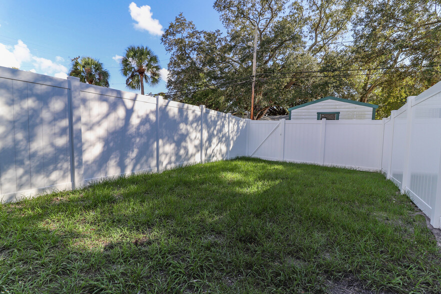 private fenced in backyard - 702 W Plaza Pl