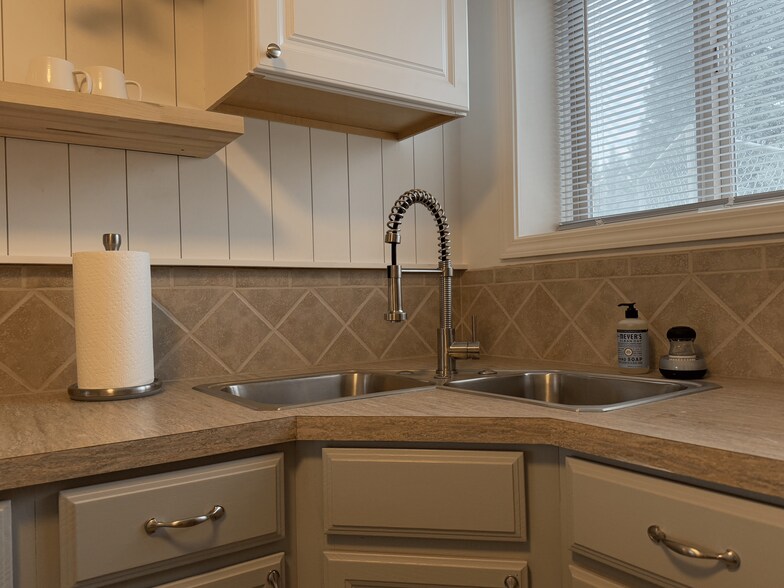 Building Photo - 2260 Richards Ave